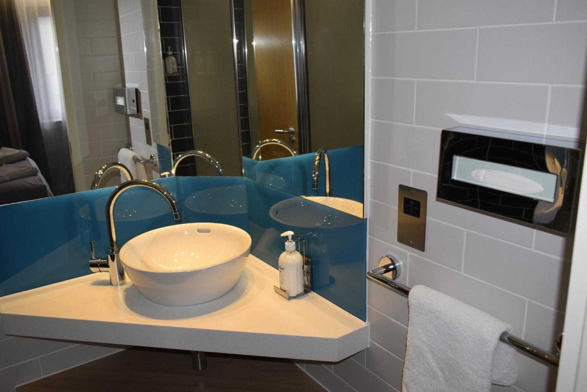 Holiday Inn Express London Croydon By Ihg Exterior photo